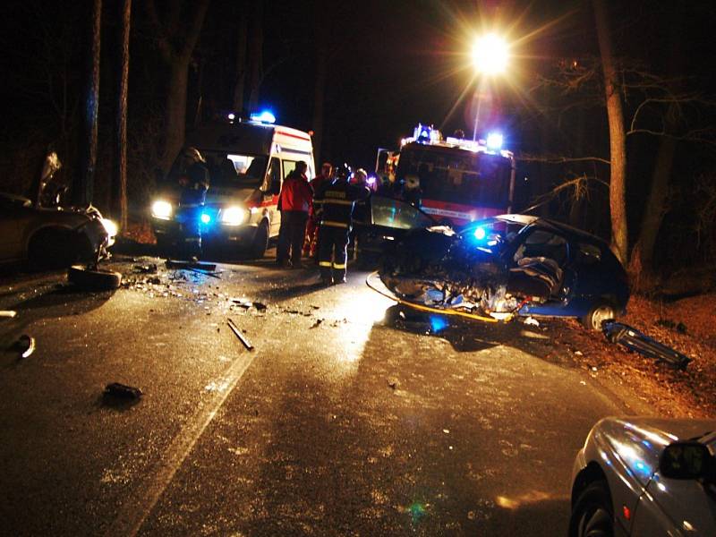 Nehoda u Zminného (Pardubicko) skončila tragicky. 75 letý řidič modrého peugeotu zaplatil divokou jízdu v opilosti životem