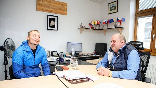 Letohradský starosta Petr Fiala (vpravo) v rozhovoru s Ondřejem Moravcem, slavným rodákem svého města.