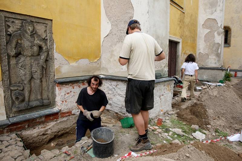 U kostela svatého Jakuba Staršího v Přelouči našli archeologové několik dětských koster. Pravděpodobně z doby románské