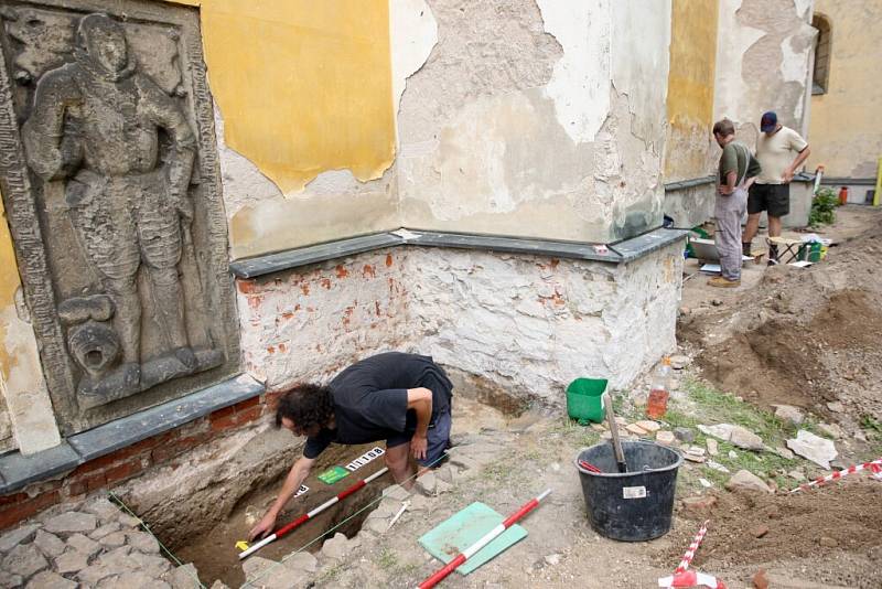 U kostela svatého Jakuba Staršího v Přelouči našli archeologové několik dětských koster. Pravděpodobně z doby románské