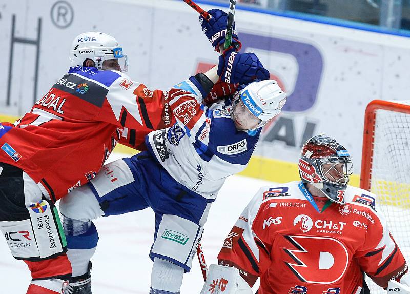 Hokejové utkání Tipsport extraligy v ledním hokeji mezi HC Dynamo Pardubice (v červenobílém) a HC Kometa Brno (v bílomodrém) pardudubické enterie areně.