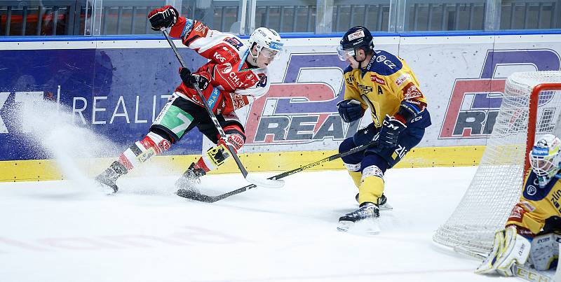 Hokejové utkání Tipsport extraligy v ledním hokeji mezi HC Dynamo Pardubice (v červenobílém) a PSG Berani Zlín  (ve žlutomodrém) pardudubické enterie areně.