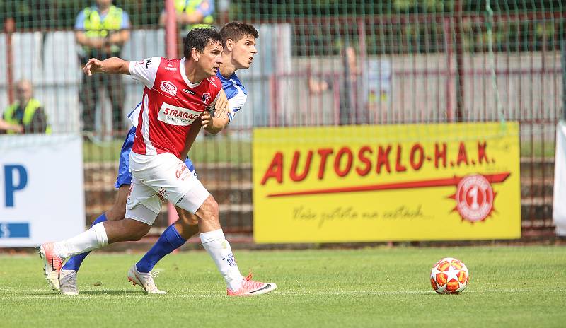 Utkání Fobalové národní ligy mezi FK Pardubice (ve červenobílém) a FC Sellier & Bellot Vlašim ( v modrobílém) na hřišti pod Vinicí v Pardubicích.