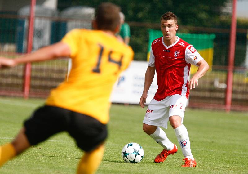 Utkání Fotbalové národní ligy mezi FK Pardubice (ve červenobílém) a FK Baník Sokolov (ve žlutočerném) na hřišti pod Vinicí v Pardubicích.