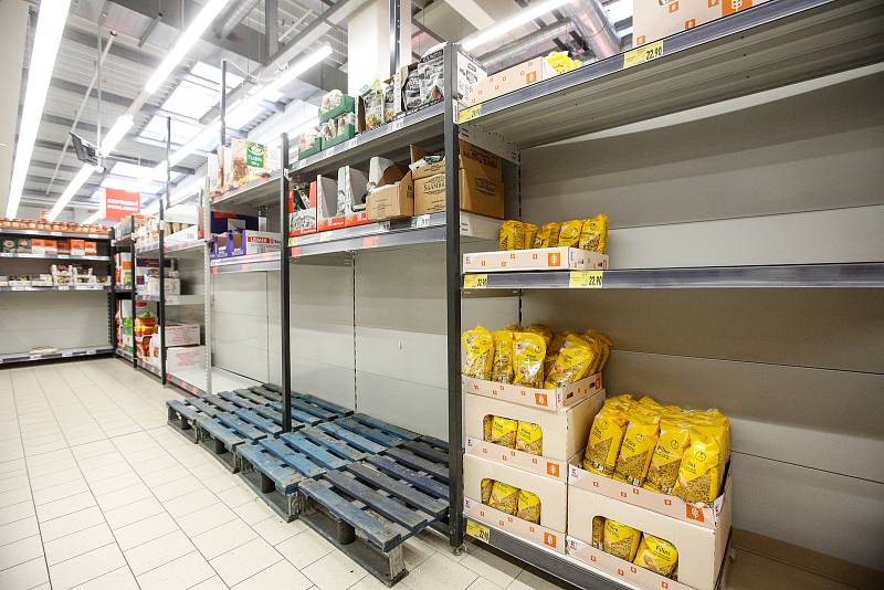 Nákupní hysterie kvůli obavám z koronaviru ovládla především hypermarkety. Vykoupené jsou v nich často především konzervy, těstoviny nebo mouka, na dračku jdou i desinfekční prostředky.