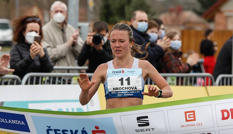 Mistrovství České republiky v půlmaratonu vyhráli Vít Pavlišta (číslo1) a Tereza Hrochová (číslo 11).