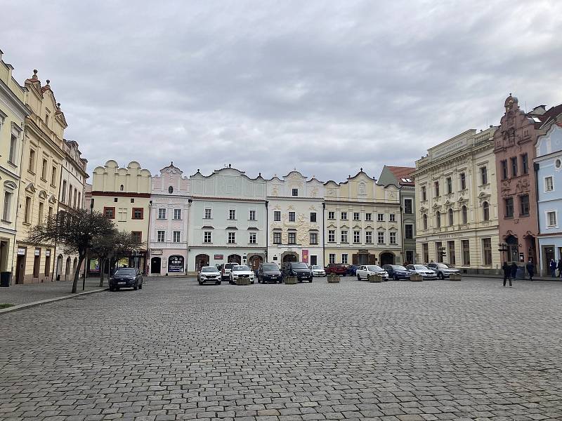 Tradiční předzahrádky, které vyrostou před kavárnami a restauracemi okolo celého náměstí, se letos nově objeví také v Pernštýnské ulici.