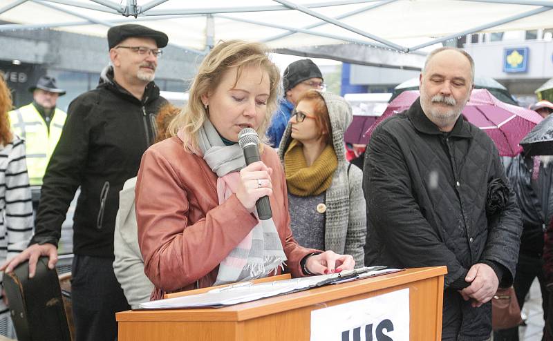 Zhruba 300 lidí se v pondělí sešlo u sochy Jana Kašpara v Pardubicích. Demonstrovali za nezávislou justici.