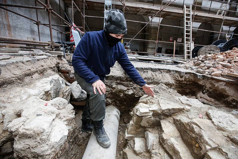 Archeologové Východočeského muzea během rekonstrukce našli mohutnou zeď z opuky - původní hrad ze 14. století!