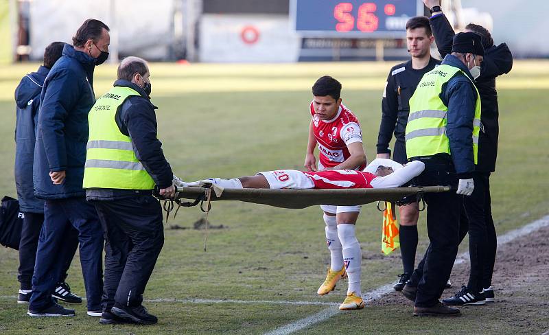 Fotbalové utkání Fortuna ligy mezi FK Pardubice (v červenobílém) a FC Baník Ostrava ( v modrém) na Městském stadionu Ďolíček v Praze.