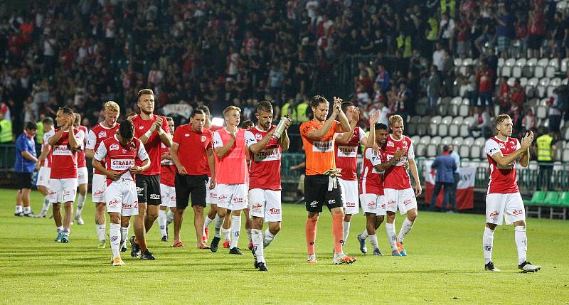 Fotbalové utkání Fortuna ligy mezi FK Pardubice (v červenobílém) a SK Slavia Praha ( v černém) na Městském stadionu Ďolíček v Praze.