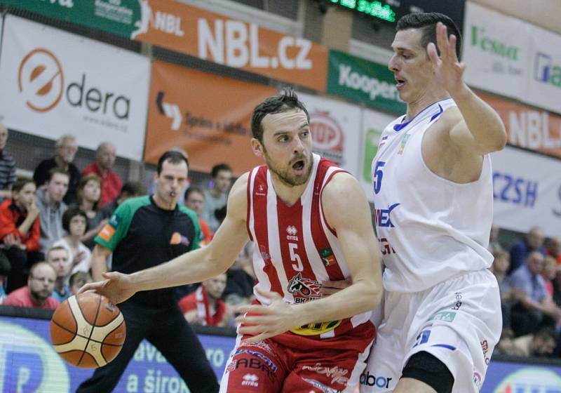 2. semifinále basketbalové Kooperativa NBL mezi BK JIP Pardubice (v bíločerném) a BK Armax Děčín (v černém).