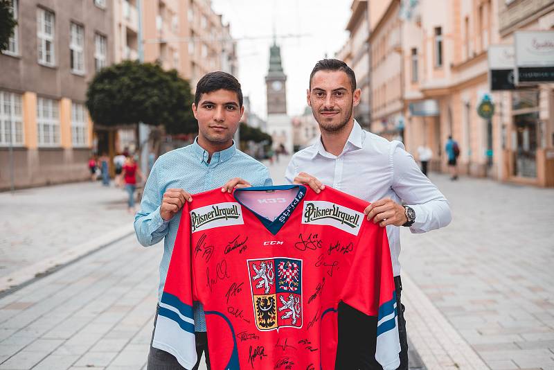 Dres Ondřeje Němce bude patřit mezi tahouny. Hokejista v něm hrál na mistrovství světa v roce 2010, z něhož Češi přivezli zlato. Navíc je podepsaný například Jaromírem Jágrem, Ondřejem Pavelcem nebo Romanem Červenkou.