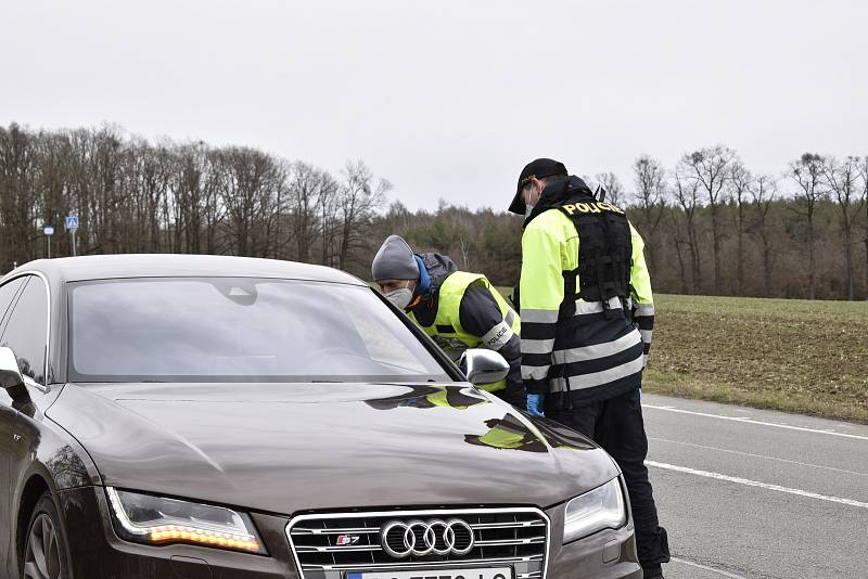 Policejní hlídka v Pravech.