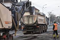 Oprava nadjezdu v Kyjevské ulici pokračuje, dělníci už z vozovky sundali asfalt.