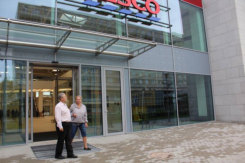 Tesco v Pardubicích bylo ve čtvrtek 15. září po rekonstrukci otevřeno.