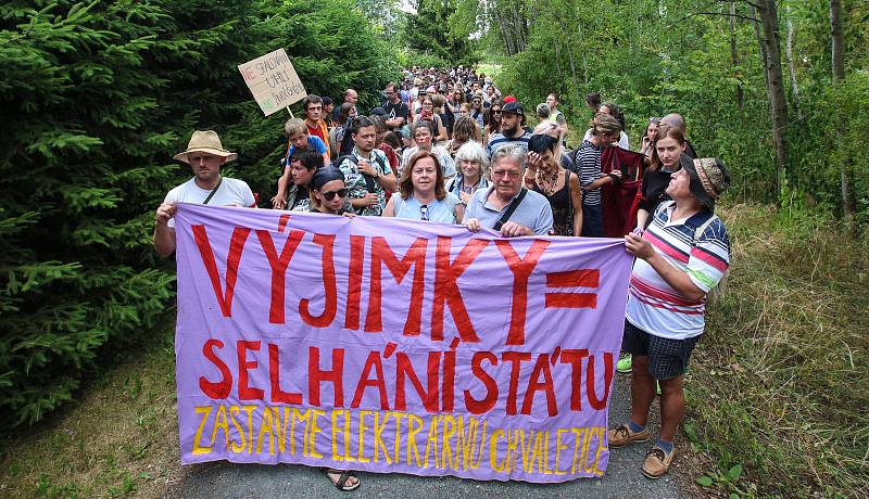 Aktivisté bojující proti chvaletické elektrárně se sešli na nádraží v Řečanech nad Labem na akci Zachraňme klima, zastavme Chvaletice, poté pokračovali pochodem k zadní bráně elektrárny.