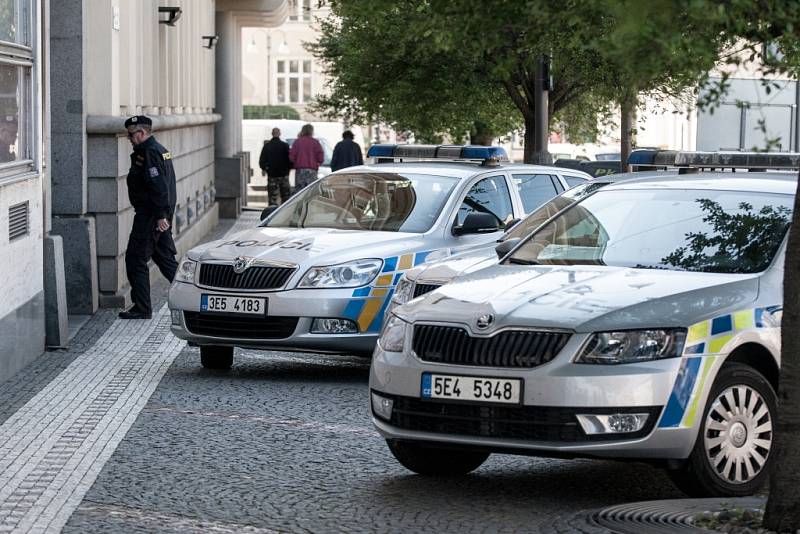 Police v Pardubicích vyklízí úřady magistrátu a krajského úřadu, kde anonym nahlásil bombu. 