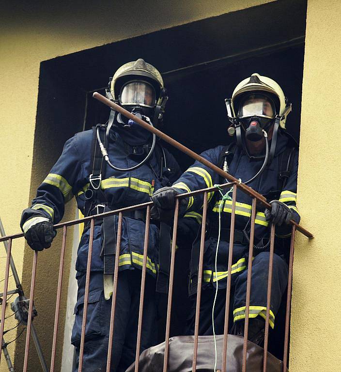 Požár ve Školní ulici v Rybitví. V bytě se zřejmě vařil pervitin