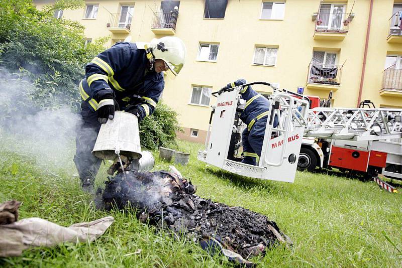 Požár ve Školní ulici v Rybitví. V bytě se zřejmě vařil pervitin