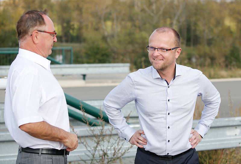 Setkání kandidátů  na hejtmana Pardubického kraje na rozestavěné dálnici D35 u Opatovic nad Labem.