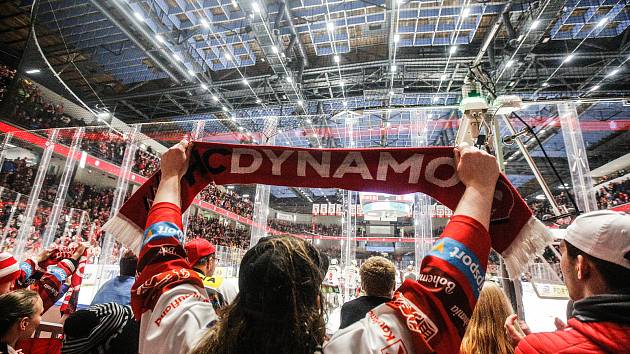Fans, díky! Sedmé semifinálové utkání hokejového play-off extraligy v ledním hokeji mezi HC Dynamo Pardubice a HC Oceláři Třinec v pardudubické enterie areně.