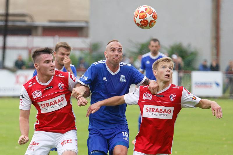 Utkání Fobalové národní ligy mezi FK Pardubice (ve červenobílém) a FC Slavoj Vyšehrad (v modrém) na hřišti pod Vinicí v Pardubicích.