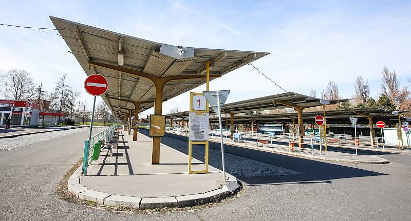 Pardubické autobusové nádraží je téměř prázdné.