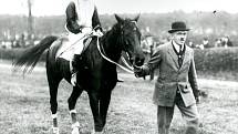 Velká pardubická, vítěz Stärz (Rakousko) s koněm Herrero 1924.