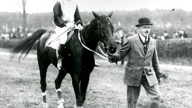Velká pardubická, vítěz Stärz (Rakousko) s koněm Herrero 1924.