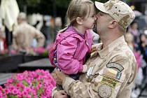 Celkem 83 vojáků převzalo na Pernštýnském náměstí v Pardubicích vyznamenání za službu v Afghánistánu