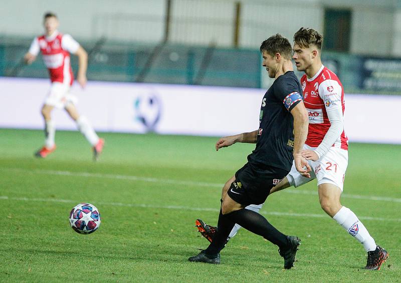 Fotbalové utkání Fortuna ligy mezi FK Pardubice (v červenobílém) a FC Zbrojovka Brno ( v černém) na Městském stadionu Ďolíček v Praze.