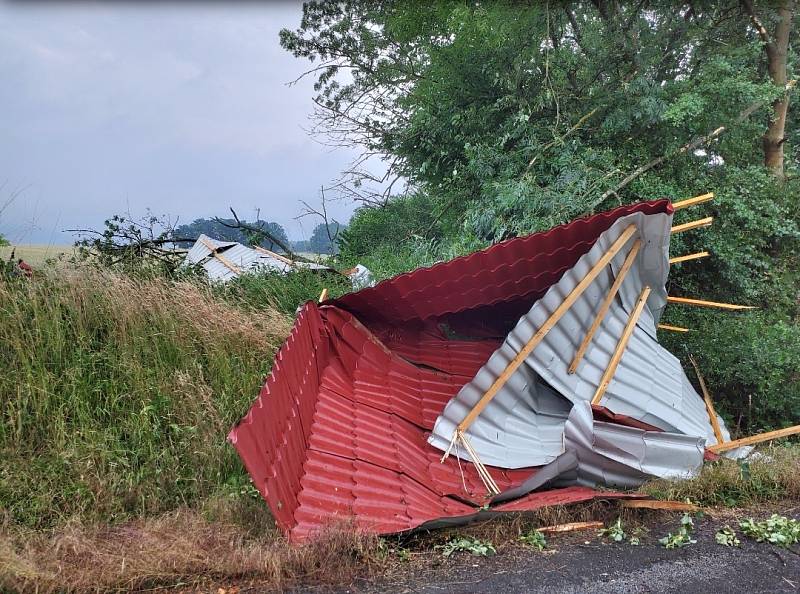 Hasiči likvidovali následky pondělní bouře