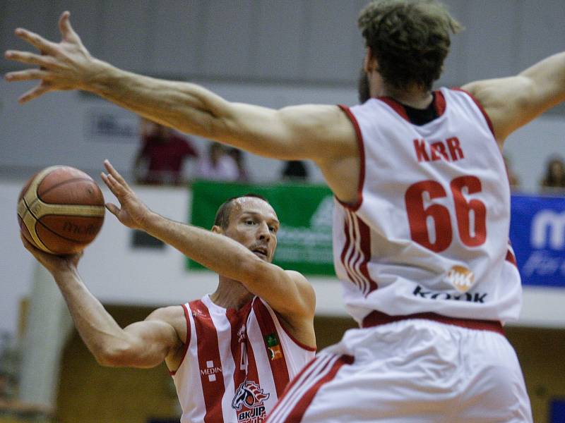 Basketbalové utkání o třetí místo Kooperativa NBL mezi DEKSTONE Tuři Svitav (v bíločerveném) a BK JIP Pardubice (v červenobílém) ve Svitavské hale na Střelnici.