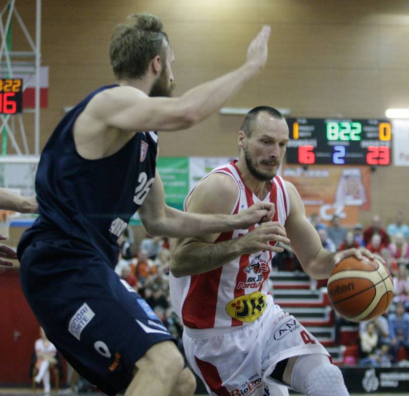 5. semifinále basketbalové Kooperativa NBL Pardubice - Děčín.