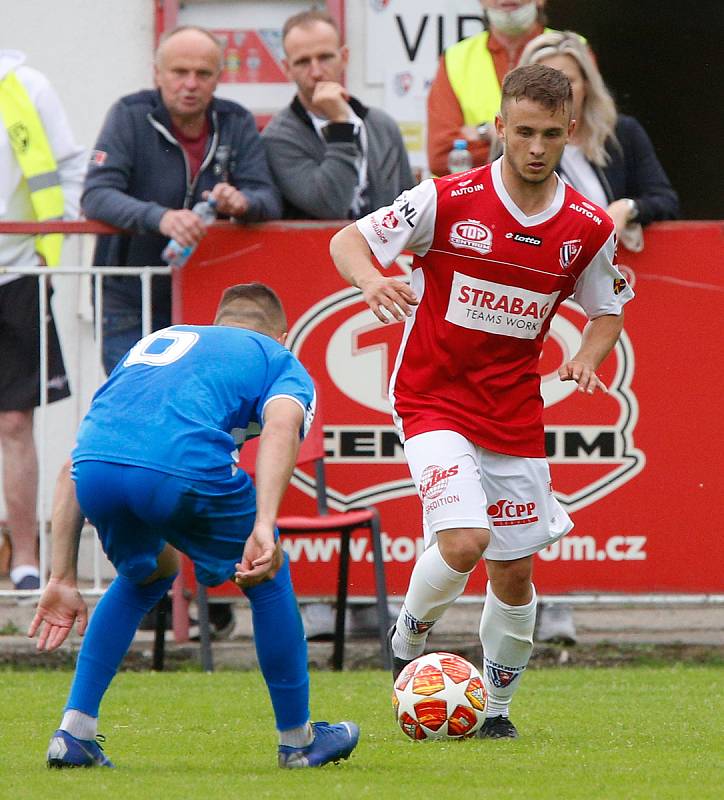 Utkání fobalové FORTUNA:NÁRODNÍ LIGY mezi FK Pardubice (ve červenobílém) a MFK Vítkovice na hřišti pod Vinicí v Pardubicích.