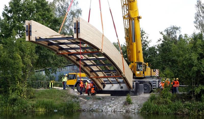 Nová lávka v parku Na Špici. Přes Chrudimku se bude za chvíli klenout v celé kráse.