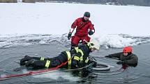 Záchrana z ledu si dobrovolní hasiči z Libišan a Lázní Bohdaneč vyzkoušeli v běžné zásahové výstroji.