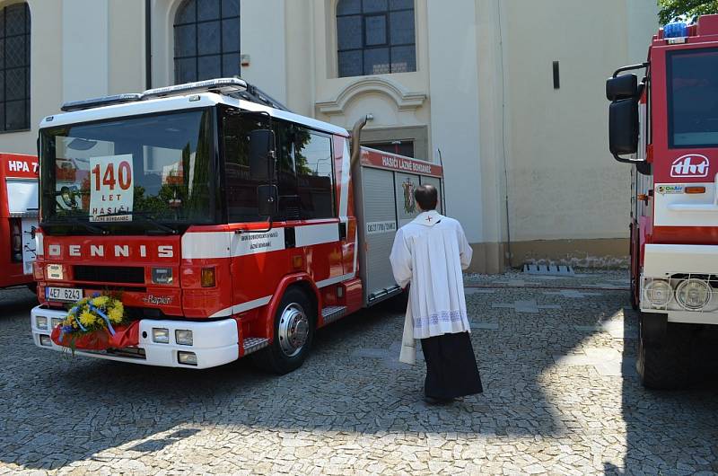 Dobrovolní hasiči z Lázní Bohdaneč slavili 140 let výročí. Požehnání do služby dostala dvě nová zásahová vozidla. 