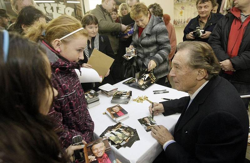 Zpěvák Karel Gott rozdával autogramy v Music Shopu v Pasáži svatého Jána.