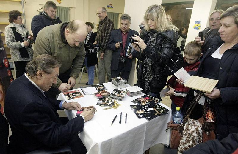 Zpěvák Karel Gott rozdával autogramy v Music Shopu v Pasáži svatého Jána.