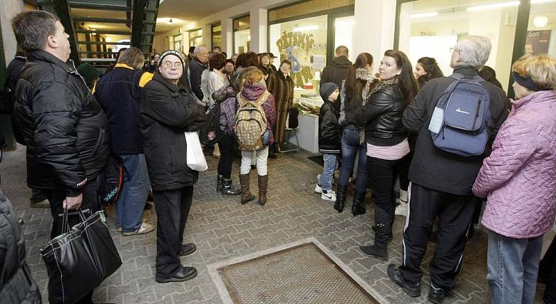 Zpěvák Karel Gott rozdával autogramy v Music Shopu v Pasáži svatého Jána.