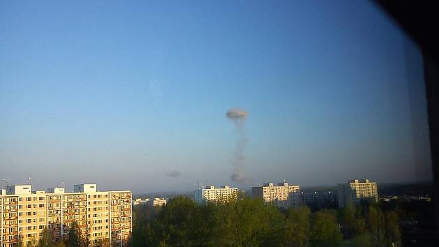 Po výbuchu byl vidět nad Semtínem i mrak. Fotky mraku po výbuchu z Polabin III.