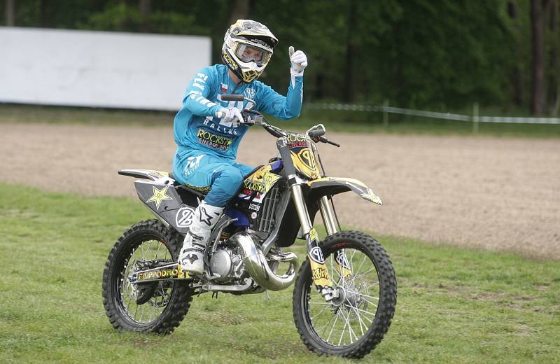 Freestyle motokrosař Filip Podmol přeskakoval slavnou překážku na dostihovém závodišti v Pardubicích. V rámci akce Barth Day předvedl divákům řadu svých triků.