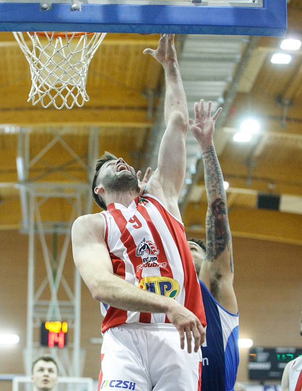 Basketbalové utkání Kooperativy NBL mezi BK JIP Pardubice (v bíločerném) a BC Geosan Kolín (v modrém) v pardubické hale na Dašické.