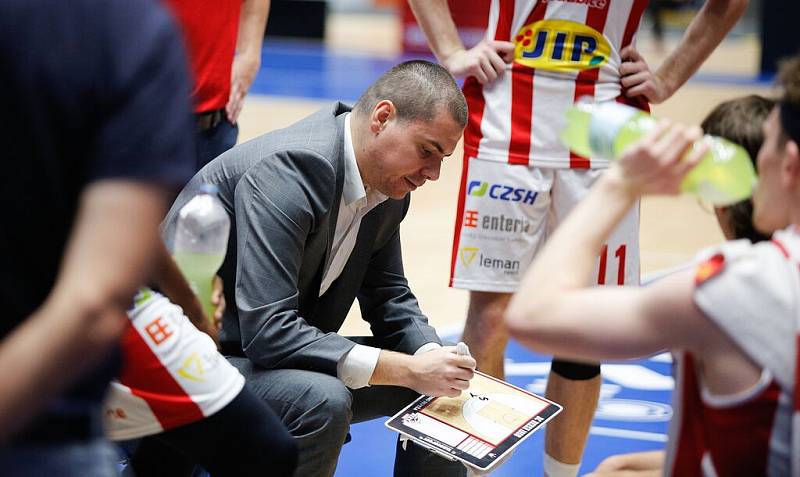 Energický kouč pardubických basketbalistů Dino Repeša.