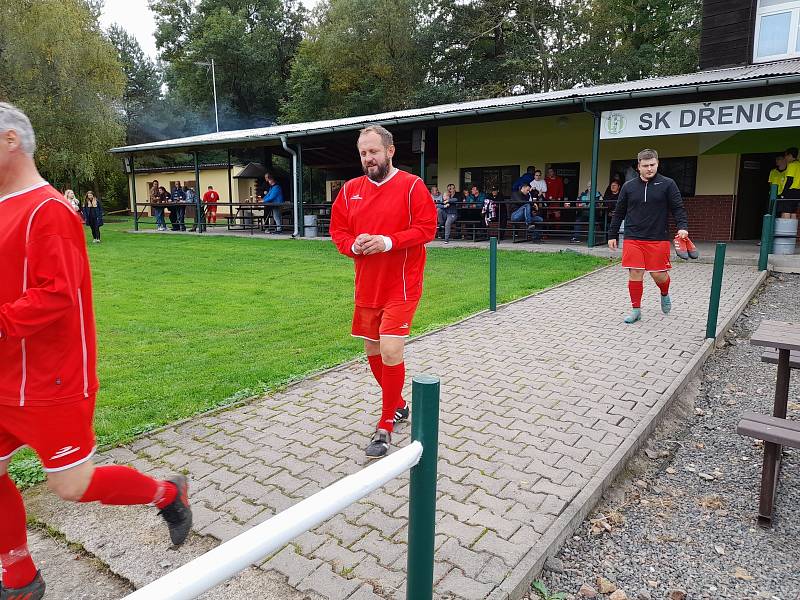 Seriál Pivo, Párek a Liga Mistrů zavítal do Dřenic, kde působí legenda Sparty Praha Radim Holub (v červeným - s číslem 7).