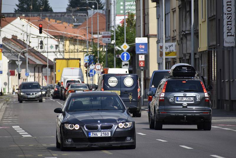 Dlouhé kolony se tvoří nejen v centru města, ale také už při příjezdu do Pardubic, a to třeba od Chrudimi nebo od Přelouče.