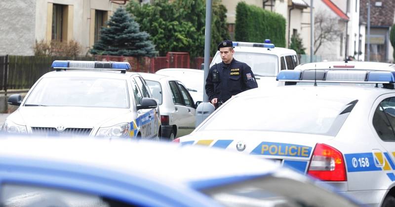 Dva zloději se v Boháčově ulici vloupali do rodinného domu, kde spala mladá žena. Policisté oba pachatele za několik minut zadrželi.