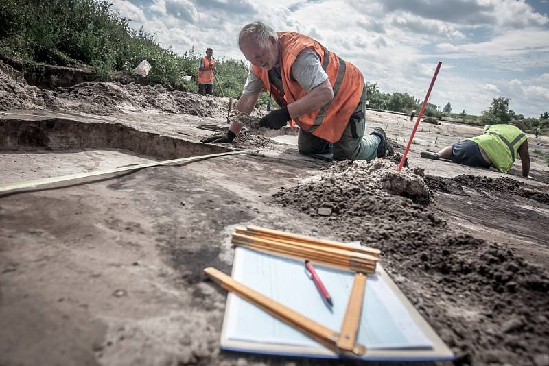 Záchranný archeologický výzkum v trase budoucí dálnice D35 u obce Rokytno.